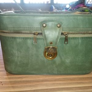 Vintage train case/travel case